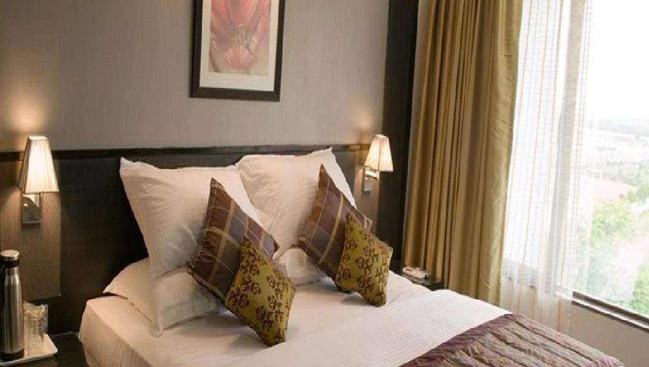 Hotel Sampoorna Mumbai Room photo